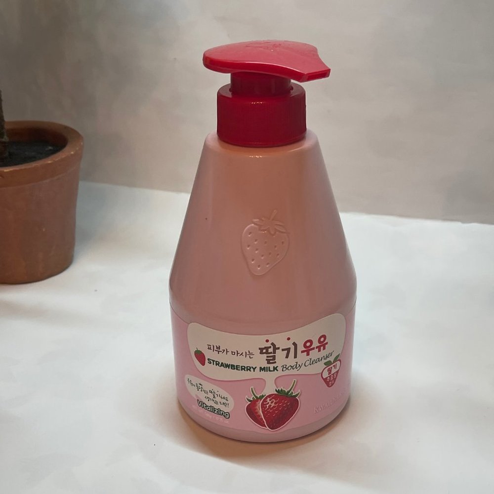 Kwailnara Welcos Strawberry Milk Body Cleanser